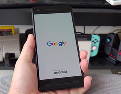 Le Pixel 2 XL, fabriqué par HTC, possède des collerettes épaisses. (Source de l'image : Calyx Hikari)