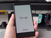 Le Pixel 2 XL, fabriqué par HTC, possède des collerettes épaisses. (Source de l'image : Calyx Hikari)