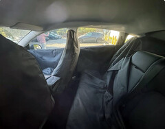 La Model Y économique n&#039;aura pas de toit panoramique. (Source de l&#039;image : DriveGreenLiveGreen/X)