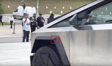 Une caméra de recul dissimulée dans le passage de roue avant remplace les rétroviseurs latéraux. (Source de l'image : Farzad Mesbahi sur YouTube)