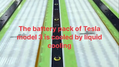 Le refroidissement de la cellule 2170 de Tesla traverse le bloc-batterie (image : Charles/X)