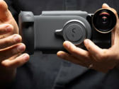 La Shiftcam ProGrip équipée d'un accessoire d'objectif optionnel. (Source : Shiftcam)