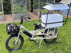 Une bicyclette électrique solaire bricolée peut supporter des charges utiles allant jusqu&#039;à 159 kg (350 lbs). (Image source : Electrek)