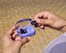 Les JBL Soundgear Clips sont des écouteurs TWS ouverts offrant jusqu'à 32 heures d'autonomie. (Source de l'image : JBL)
