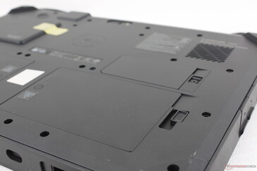 Compartiments faciles d'accès pour deux batteries et le disque dur principal à l'arrière de l'appareil
