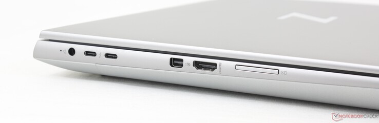À gauche : adaptateur secteur, 2x USB-C 3.2 Gen. 2 avec Thunderbolt 4 + DisplayPort 1.4, mini-DisplayPort 1.4, HDMI 2.1, lecteur de carte SD. Notez que les ports USB-C et de l'adaptateur secteur sont serrés les uns contre les autres