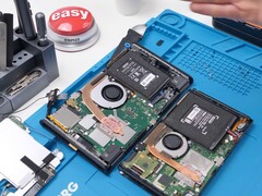 Vue démontée de la Nintendo Switch 2 montrant les composants internes, notamment la batterie, le ventilateur et la carte mère (Source de l'image : Phone Repair Guru sur YouTube)