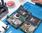 Vue démontée de la Nintendo Switch 2 montrant les composants internes, notamment la batterie, le ventilateur et la carte mère (Source de l'image : Phone Repair Guru sur YouTube)