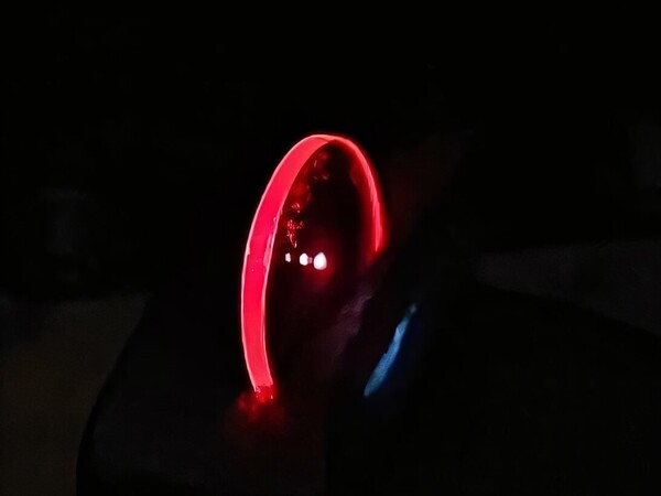 Un film mince émet de la lumière rouge à partir d'un état excité doublet radical. (Source de l'image : Biwen Li/Cavendish Laboratory, Université de Cambridge ; recadré)