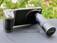Nous examinons le kit d&#039;appareils photo du Vivo X200 Ultra (Source de l&#039;image : Marcus Herbrich)