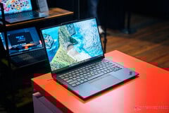 Le nouveau Lenovo ThinkPad X1 Carbon Gen 14 Aura Edition (source de l'image : Alexander Wätzel)