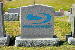 Les disques Blu-ray enregistrables ne seront plus produits par Sony. (Source de l'image : Getty Images et logo Blu-ray, avec modifications)