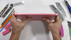 L'iPad 10 peut-il survivre ? (Source : JerryRigEverything via YouTube)