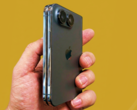 image de la prise en main de l'iPhone Ultra/mode plié.