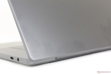 Les surfaces lisses gris foncé attirent plus facilement les traces de doigts que sur le modèle de l'année dernière