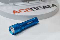 Le K1 d'Acebeam, édition spéciale avec laser cyan, devrait également être lancé avec une lumière rouge, une lumière principale blanche et un laser vert