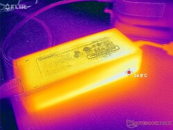 L'adaptateur CA peut atteindre plus de 35°C en cas d'utilisation prolongée de charges exigeantes