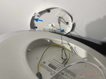 Accrochez la lampe, branchez-la et serrez-la : c'est fait.
