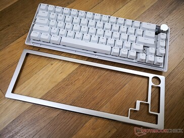 Teclado con la parte superior de aluminio quitada. La parte superior es incómoda de quitar y poner