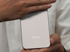 Zhou Yibao, cadre d'Oppo, présente le design arrière du Find X9. (Source de l'image : Zhou Yibao)