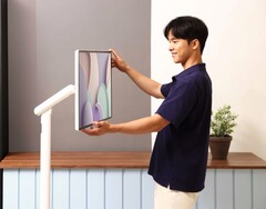 Samsung associe le Smart Monitor M7 à un support polyvalent. (Source de l&#039;image : Samsung)