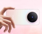 Le smartphone Vivo X300 en finition rose dégradée présente le module circulaire à triple caméra de marque Zeiss (Source d'image : Vivo)