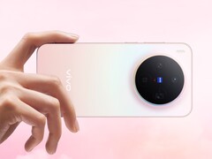 Le smartphone Vivo X300 en finition rose dégradée présente le module circulaire à triple caméra de marque Zeiss (Source d'image : Vivo)