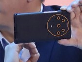 le PDG deHonor présente un dispositif de pentacaméra. (Source : Weibo)