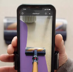 L'application Dyson CleanTrace AR permet aux utilisateurs de voir les endroits qu'ils ont oubliés en passant l'aspirateur. (Source : Dyson sur YouTube)