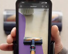 L'application Dyson CleanTrace AR permet aux utilisateurs de voir les endroits qu'ils ont oubliés en passant l'aspirateur. (Source : Dyson sur YouTube)