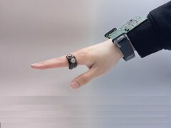 Image du picoRing et du bracelet qui l&#039;accompagne (Crédit image : les chercheurs ; édité)