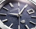 La Citizen AQ4100-65M (photo) présente le motif de l'aigle gravé sur la couronne, le cadran et le fond du boîtier. (Source de l'image : Citizen)