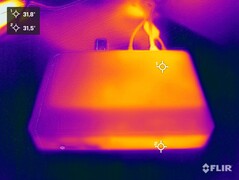 Élément du châssis de l'Intel NUC Pro pendant le stress test (côté supérieur)