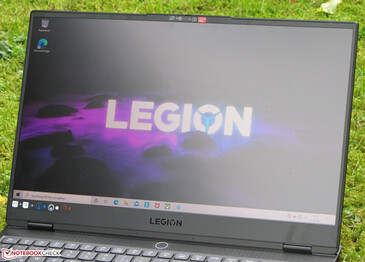 Le Legion S7 en extérieur (photographié dans un ciel couvert).