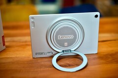 Le support rond de la Lenovo Tab Plus Gen 2 est extrêmement polyvalent.