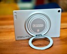 Le support rond de la Lenovo Tab Plus Gen 2 est extrêmement polyvalent.
