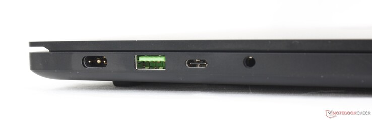 À gauche : adaptateur secteur, USB-A 3.2 Gen. 2, USB-C 3.2 Gen. 2 avec DisplayPort 1.4 et Power Delivery, combo audio 3,5 mm