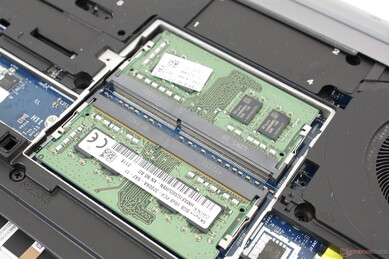 Seuls deux des quatre emplacements SODIMM sont facilement accessibles