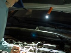 L'Olight ArkPro Ultra peut se fixer sur des surfaces en acier grâce à son embout magnétique.