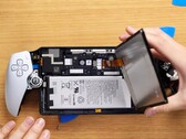 Le PlayStation Portal complique inutilement le remplacement de la batterie. (Image : Jacob R, YouTube)