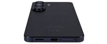 Bas : Haut-parleurs, USB, microphone, SIM