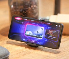 L'Asus ROG Phone 5s Pro est équipé d'un AMOLED 144 Hz. (Source : Stuff.tv)