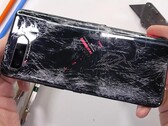 JerryRigEverything a montré que l'ASUS ROG Phone 5 présente plusieurs points faibles structurels. (Image source : JerryRigEverything)