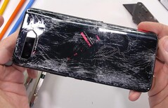 JerryRigEverything a montré que l'ASUS ROG Phone 5 présente plusieurs points faibles structurels. (Image source : JerryRigEverything)