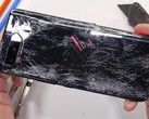 JerryRigEverything a montré que l'ASUS ROG Phone 5 présente plusieurs points faibles structurels. (Image source : JerryRigEverything)