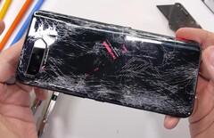 JerryRigEverything a montré que l&#039;ASUS ROG Phone 5 présente plusieurs points faibles structurels. (Image source : JerryRigEverything)