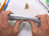 Le 15 Plus est soumis à un test de pliage. (Source : JerryRigEverything via YouTube)