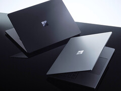 Le Surface Laptop Ultra dans ses coloris Platinum et Dark Steel/Nightfall.