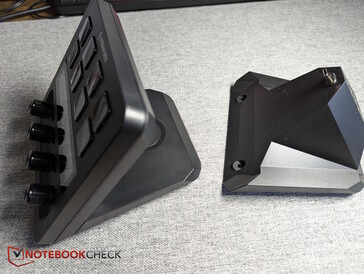 Remplacez le support standard (à gauche) par la station d'accueil XLR (à droite)