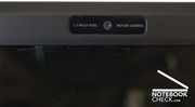 Une webcam de  1.3 megapixels et un microphone et des hauts parleurs intégrés permettent la vidéophonie via internet. Malheureusement le module UMTS est absent.